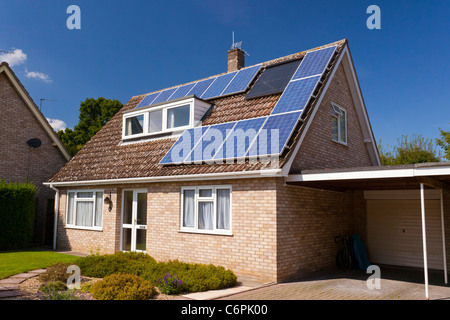 Des panneaux solaires photovoltaïques sur une maison dans le Suffolk, UK Banque D'Images