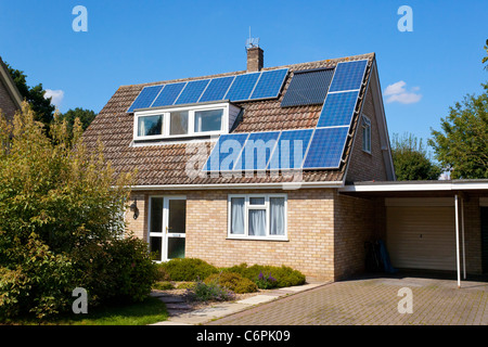 Des panneaux solaires photovoltaïques sur une maison dans le Suffolk, UK Banque D'Images