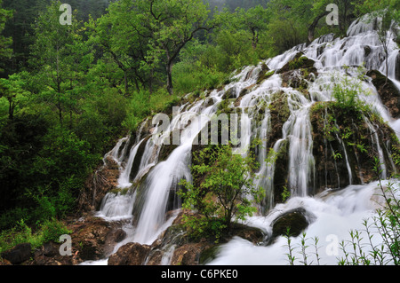 Chutes d'eau dans la réserve naturelle de Jiuzhaigou, un UNESCO World Heritage site. Au Sichuan, en Chine. Banque D'Images