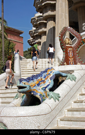 Dragon multicolore de Gaudi fontaine à l'entrée principale, le parc Guell, Barcelone, Catalogne, Espagne, Europe de l'Ouest. Banque D'Images