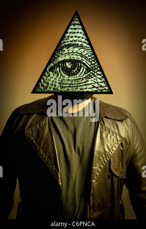 Une figure masculine dans un trench-coat en cuir portant un symbole Illuminati eye of providence, ou All Seeing Eye Mask. Banque D'Images