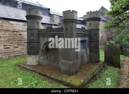 Memorial dans le cimetière de l'église All Saints Otley, d23 qui sont morts pendant la terrassiers construction de Bramhope Tunnel. Banque D'Images