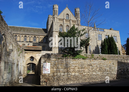 Cloître de la cathédrale, Peterborough, Cambridgeshire, Angleterre, Royaume-Uni, Europe de l'Ouest. Banque D'Images