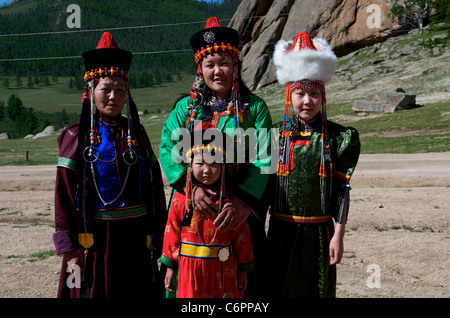 Portrait d'une famille nomade mongole en vêtements traditionnels, parc national de Terelj, Mongolie. © Kraig Lieb Banque D'Images