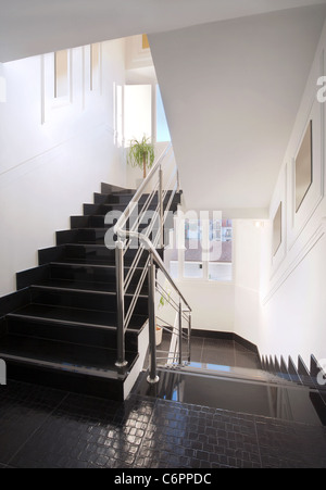 Intérieur d'un hall d'hôtel, des murs blancs et noirs des escaliers. Banque D'Images