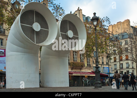 D'énormes prises d'air du Centre d'Art Pompidou, Paris, dominant la scène de rue. L'architecture post-moderne. Banque D'Images