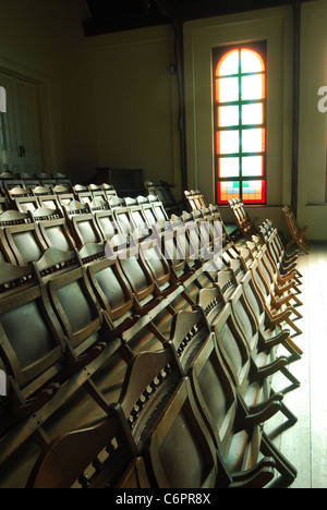 La fenêtre de l'église vitraux et sièges escamotables dans une vieille église à Cape Town, Afrique du Sud Banque D'Images