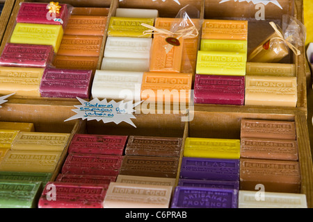 Bars de savon artisanal en vente sur un étal de marché à Villefranche France Banque D'Images