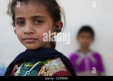 Deux jeunes filles appartenant à la caste Rabari, une communauté de pasteurs nomades vivant de manière traditionnelle (Inde)
