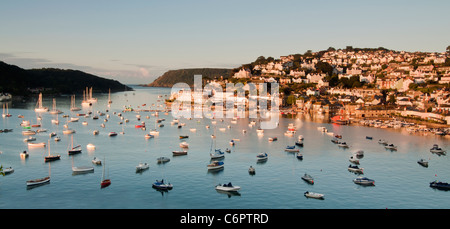 Vue panoramique sur Salcombe de Snape Point dans la lumière du matin Banque D'Images