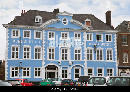 Marché mardi, Kings Lynn, Norfolk, Angleterre, Royaume-Uni. Le Duke's Head hotel bâtiment géorgien classique nouveau peint en bleu Banque D'Images