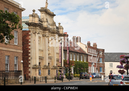 Maintenant un édifice Corn Exchange Theatre et vieux chalets autour de la place. Marché mardi, Kings Lynn, Norfolk, Angleterre, Royaume-Uni. Banque D'Images