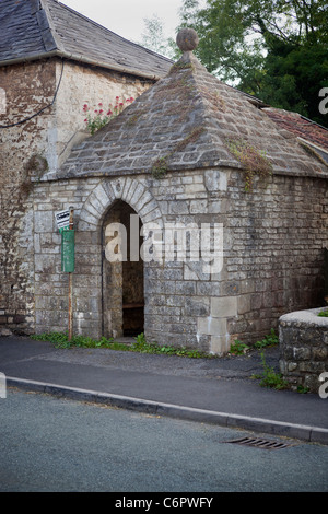 L'ancienne écluse de prison ou maison aveugle, aujourd'hui un arrêt de bus à Kilmersdon Banque D'Images