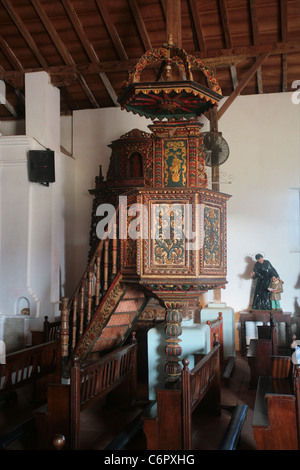 Vue de l'intérieur et les détails de l'église Santo Domingo de Guzmán à la petite ville de Tonosí, Herrera province, au Panama. Banque D'Images