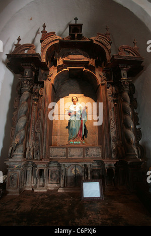 Vue de l'intérieur et les détails de l'église Santo Domingo de Guzmán à la petite ville de Tonosí, Herrera province, au Panama. Banque D'Images