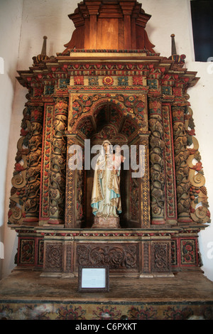 Vue de l'intérieur et les détails de l'église Santo Domingo de Guzmán à la petite ville de Tonosí, Herrera province, au Panama. Banque D'Images