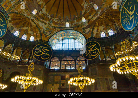 Balcon avec arcs, plafond peint et de chandeliers.Intérieur de la mosquée Sainte-Sophie et le musée d'Istanbul, en Turquie. Banque D'Images