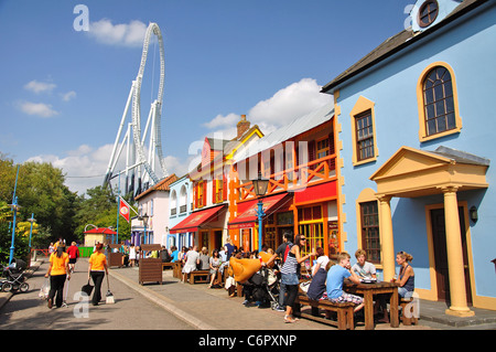 Ride Stealth et restaurants, Amity Cove, le parc à thème Thorpe Park de Chertsey, Angleterre, Surrey, Royaume-Uni Banque D'Images