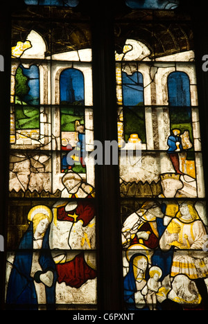 Leadlight médiévale dans la fenêtre de l'église St Mary, Fairford, Gloucestershire, Angleterre. Banque D'Images