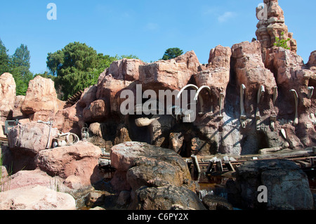 Squelette de dinosaure os, le parc d'Attractions Disneyland en Californie USA Banque D'Images