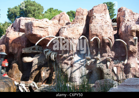 Squelette de dinosaure os, le parc d'Attractions Disneyland en Californie USA Banque D'Images