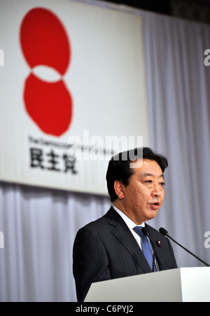 Le ministre des Finances, Yoshihiko Noda traite ses collègues législateurs après avoir été élu président du parti démocrate. Banque D'Images