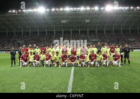 L'AC Milan Glorie et j'Esperanca Deux line-up du groupe de l'équipe pour l'aide à la reconstruction le séisme Japon Italie Match 'Légende'. Banque D'Images