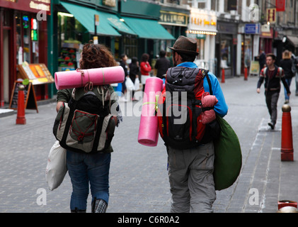 Backpackers dans China Town, Londres, Angleterre, Royaume-Uni Banque D'Images