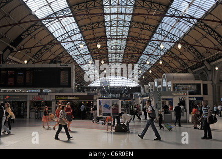 Les passagers dans le grand hall de la gare de Victoria à Londres UK Banque D'Images