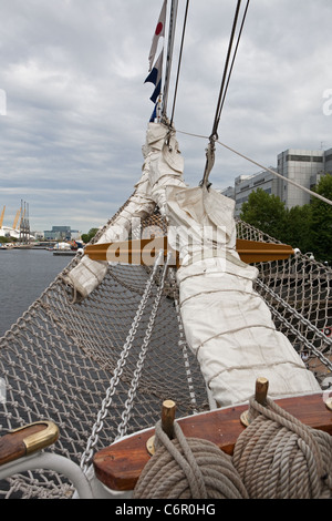 Tall Ship Gloria vue vers l'avant vers l'O2 arena. Banque D'Images