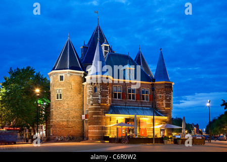Place Nieuwmarkt et bâtiment historique Waag, crépuscule, Amsterdam, Pays-Bas Banque D'Images