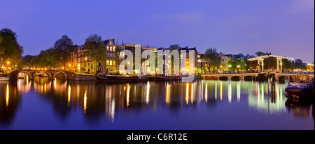 L'Europe, Pays-Bas, Amsterdam, Amstel Canal et Magere Brug au crépuscule Banque D'Images
