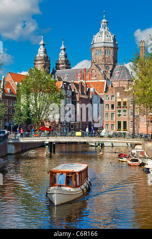 L'Europe, Pays-Bas, Amsterdam, Saint Nicolaaskerk vue du Canal Banque D'Images