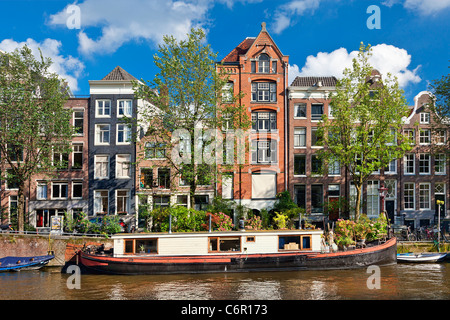 L'Europe, Pays-Bas, le Canal et les maisons en rangée à Amsterdam Banque D'Images