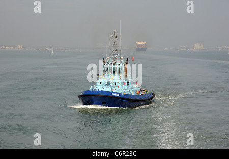 Aller de l'océan le remorqueur tracteur VPS Phenix en cours sur Southampton Water England UK Banque D'Images