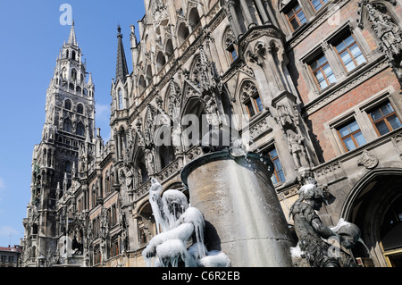 Le nouvel hôtel de ville sur la Marienplatz à Munich, Allemagne. Banque D'Images