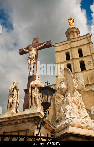 Beau crucifix au palais des Papes à Avignon, Provence, France. Banque D'Images