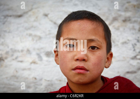 Portrait de jeune moine bouddhiste de Namgey Galden Lhatse, Monastère de Tawang, de l'Arunachal Pradesh, Inde Banque D'Images