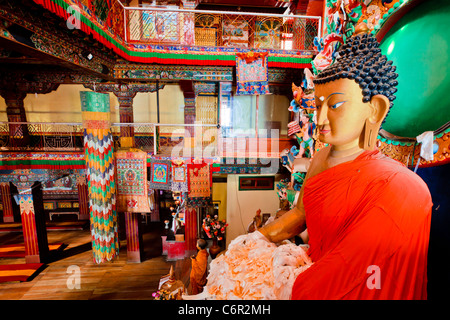Des tentures brodées multicolores dans l'intérieur de Tawang Gompa Arunachal Pradesh, Inde Banque D'Images