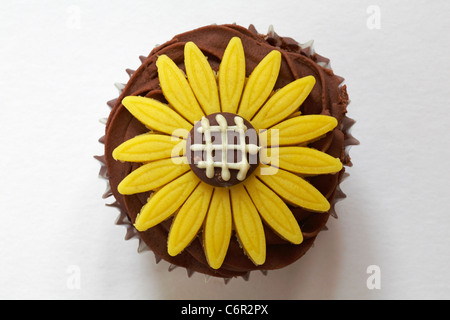 Regardant vers le bas sur le chocolat cupcake avec massepain jaune fleur daisy sur top isolé sur fond blanc - d'en haut Banque D'Images