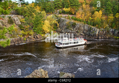 Les Taylors Falls Reine à rame se déplace en amont sur la rivière Sainte-Croix sur le Minnesota - Wisconsin frontière. Banque D'Images