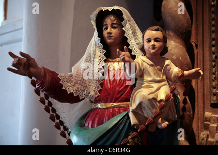 Vue de l'intérieur et les détails de l'église Santo Domingo de Guzmán à la petite ville de Tonosí, Herrera province, au Panama. Banque D'Images