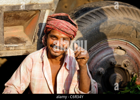 Vendeuse de fleurs de Kolkata, Inde de l'emplacement en plus d'un camion, Bengale occidental, Inde Banque D'Images