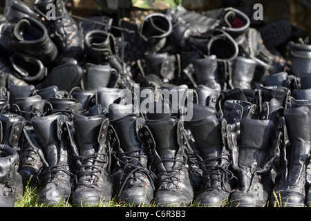 Pile de bottes militaires Règlement sur la vente Banque D'Images