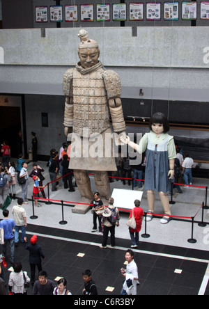 Marionnettes créées pour les Jeux Olympiques de 2008 et exposée au Musée de Xi'an à côté de la fabuleuse Terre cuite Banque D'Images