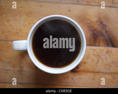 Café noir dans une tasse blanche sur une table en bois Banque D'Images