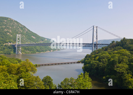 Pont suspendu de Bear Mountain l'autre côté de la rivière Hudson dans l'État de New York Banque D'Images