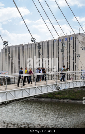 La zone piétonne du pont suspendu au-dessus de la rivière à Kharkov, Kiev, Ukraine Banque D'Images