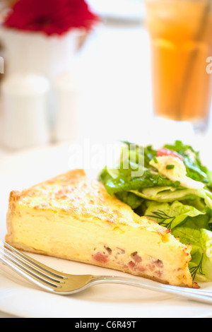 Quiche au jambon avec une salade verte et d'un plateau de glace, Stella Mare's Restaurant, Santa Barbara, Californie, États-Unis d'Amérique Banque D'Images