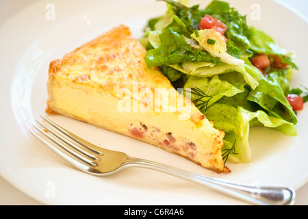 Quiche au jambon avec une salade verte, Stella Mare's Restaurant, Santa Barbara, Californie, États-Unis d'Amérique Banque D'Images